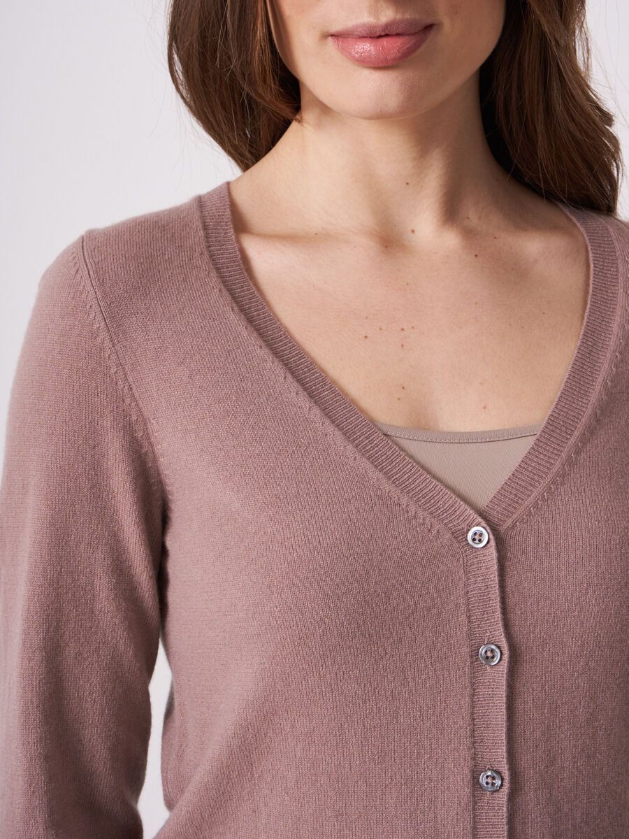 Basic fijngebreid vest met V-hals van biologisch cashmere image number 2