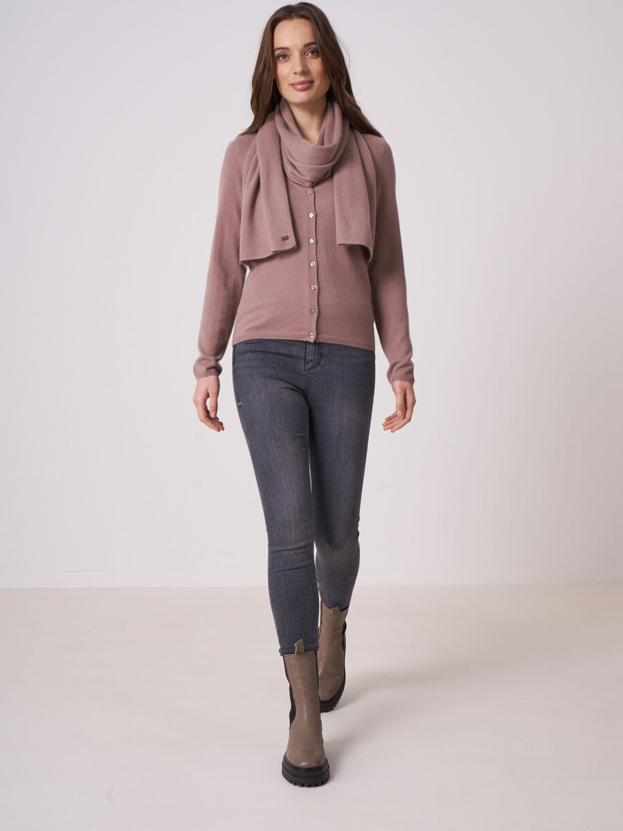 Basic fijngebreid vest met V-hals van biologisch cashmere image number 3