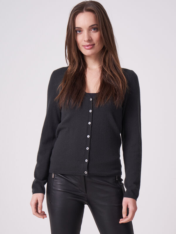 Basic Strickjacke mit V-Ausschnitt aus organischem Kaschmir image number 0