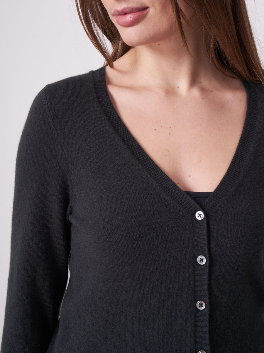 Basic fijngebreid vest met V-hals van biologisch cashmere image number 2