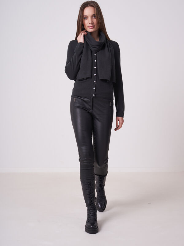 Basic Strickjacke mit V-Ausschnitt aus organischem Kaschmir image number 3