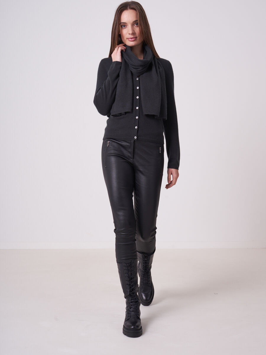 Basic fijngebreid vest met V-hals van biologisch cashmere image number 3