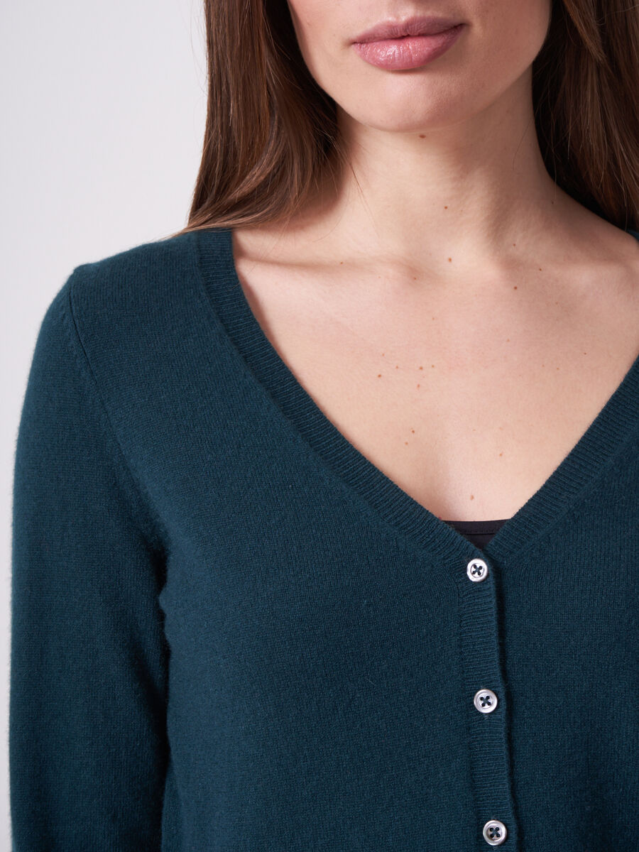 Basic fine knit organic cashmere V-neck cardigan image number 2