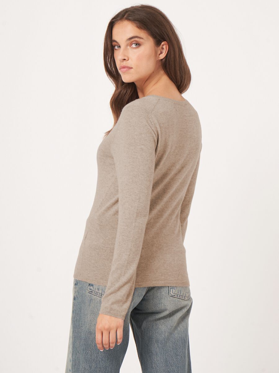 Basic cashmere blend V-neck sweater image number 2