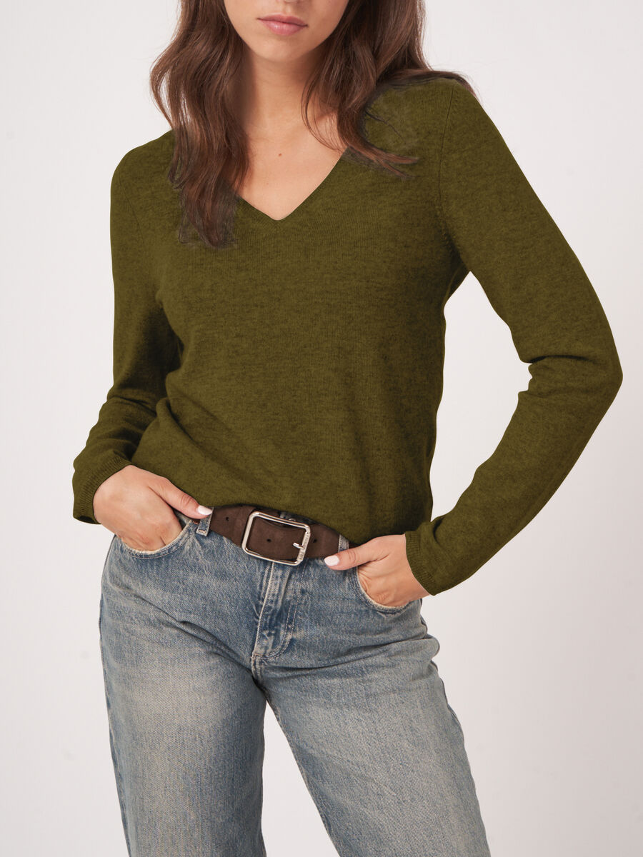 Basic cashmere blend V-neck sweater image number 0