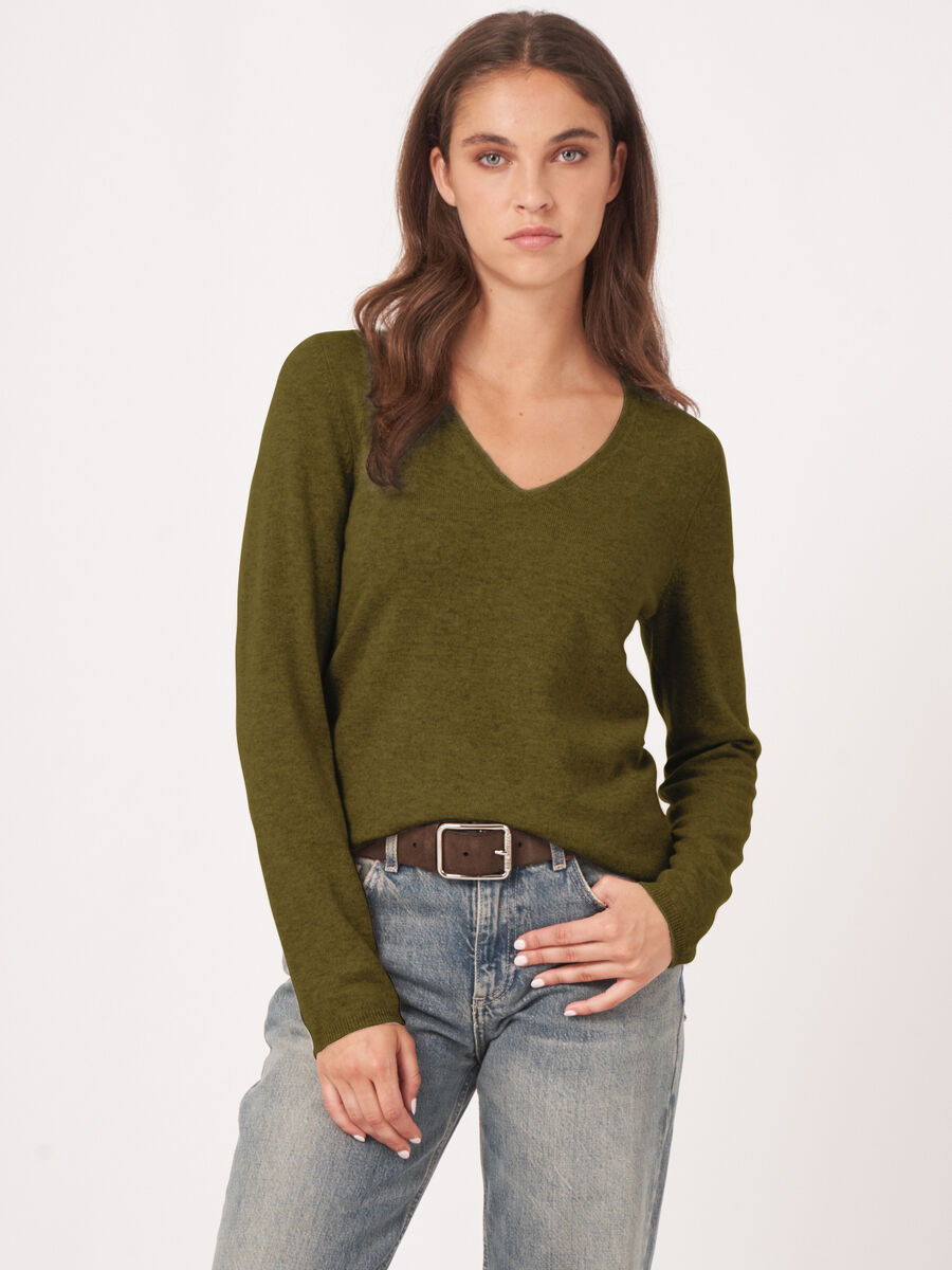 Basic cashmere blend V-neck sweater image number 1