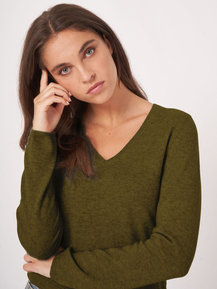 Basic cashmere blend V-neck sweater image number 2