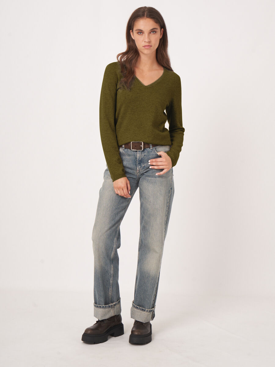 Basic cashmere blend V-neck sweater image number 4