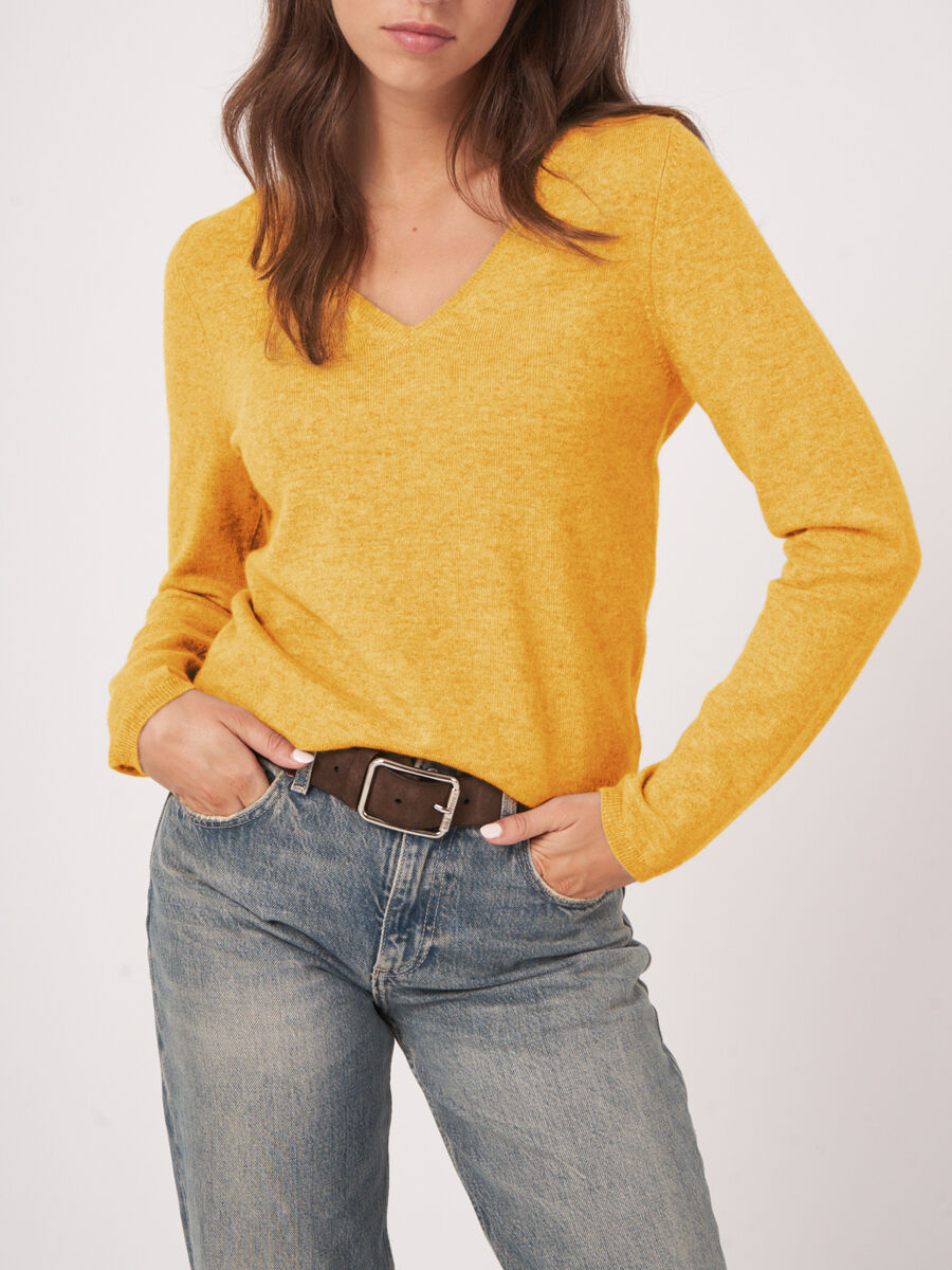Basic cashmere blend V-neck sweater image number 4