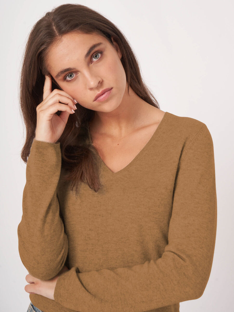Basic cashmere blend V-neck sweater image number 0