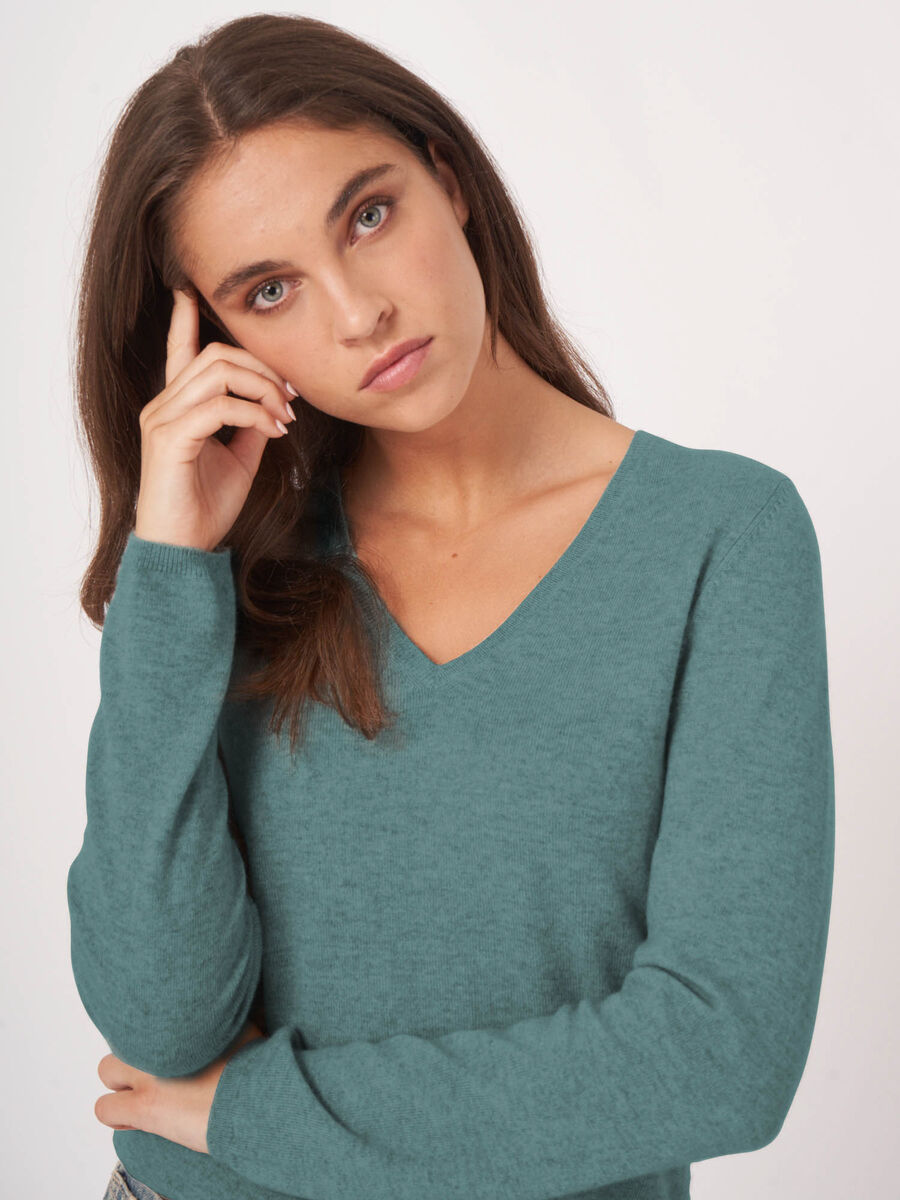Basic cashmere blend V-neck sweater image number 1