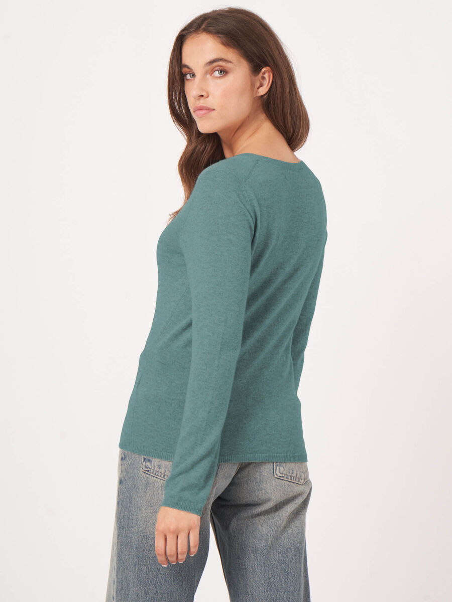 Basic cashmere blend V-neck sweater image number 2
