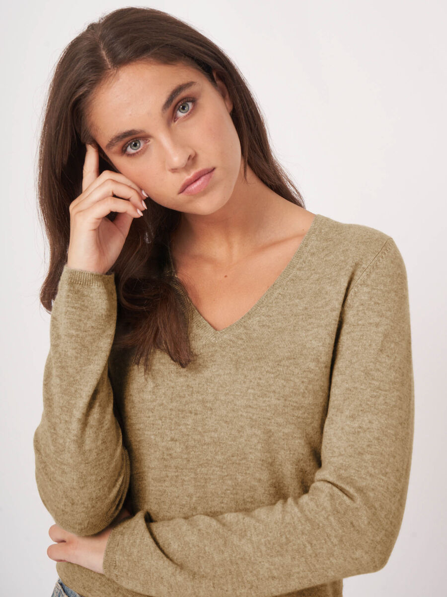 Basic cashmere blend V-neck sweater image number 2