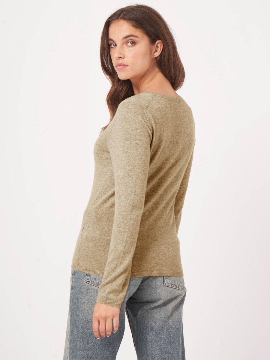 Basic cashmere blend V-neck sweater image number 3