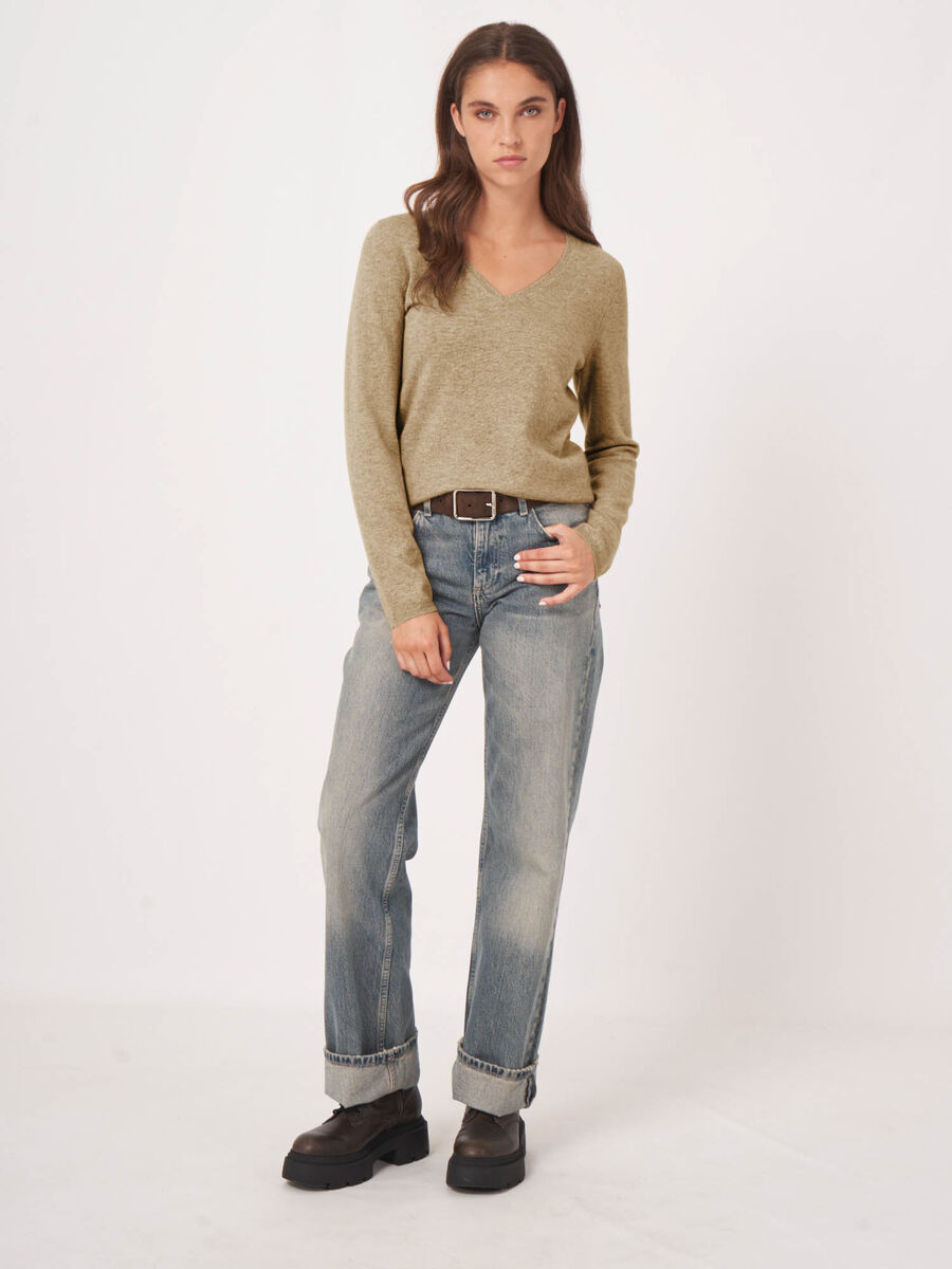 Basic cashmere blend V-neck sweater image number 4