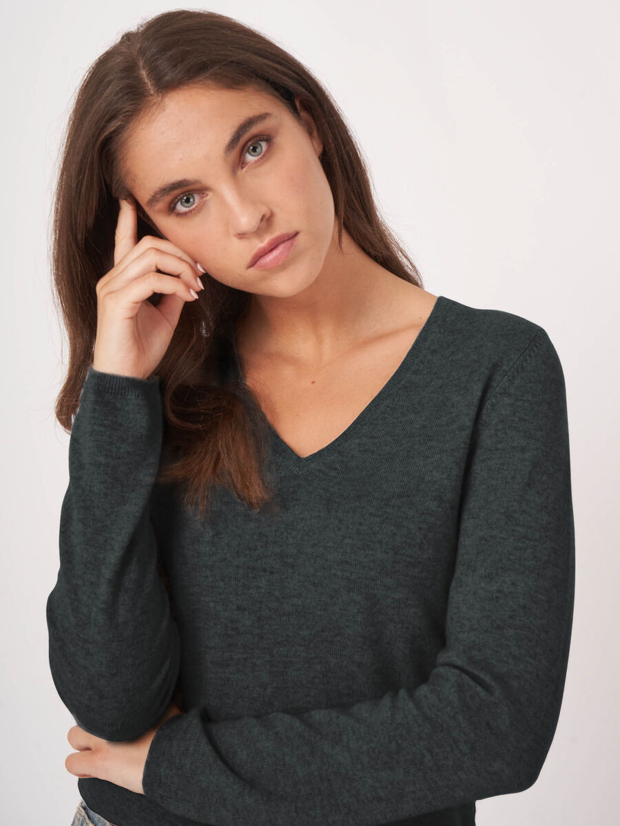 Basic cashmere blend V-neck sweater image number 2