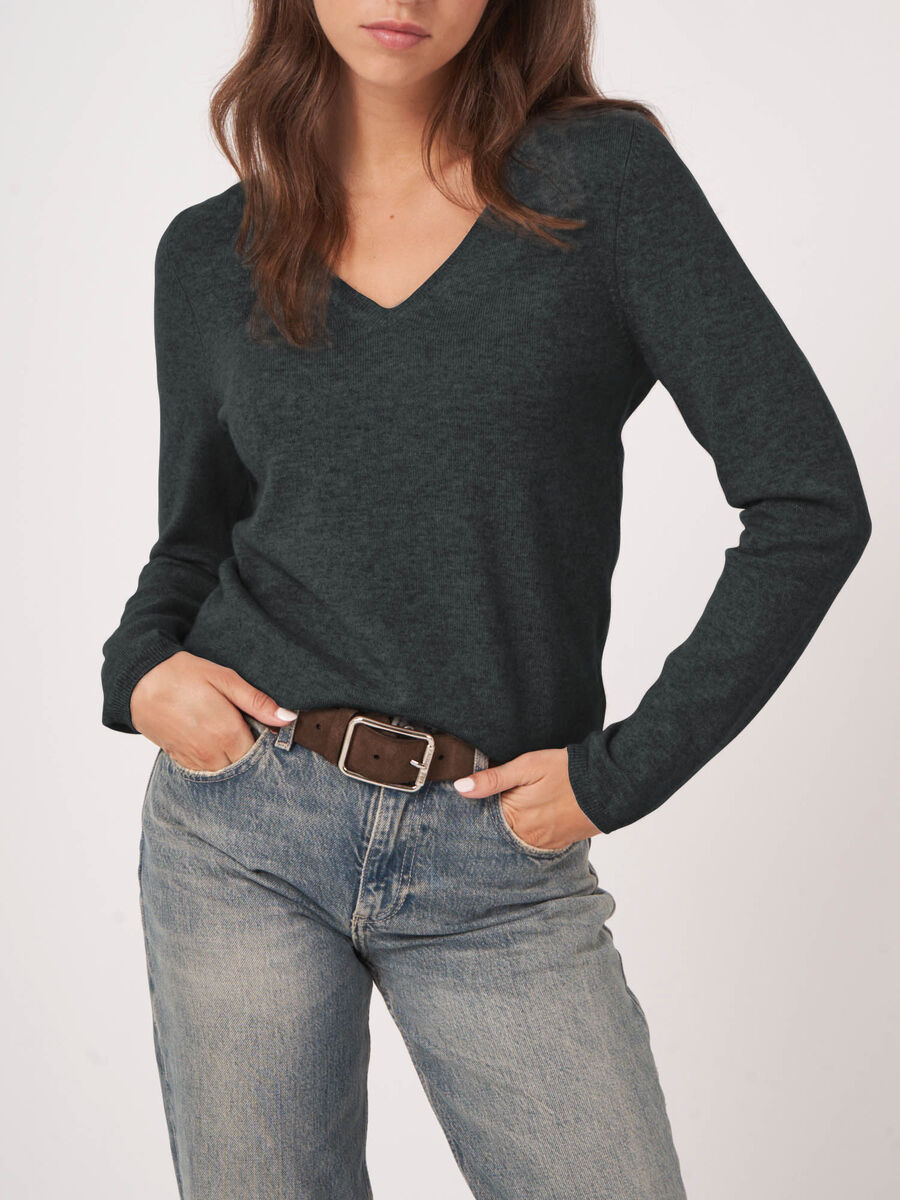 Basic cashmere blend V-neck sweater image number 3