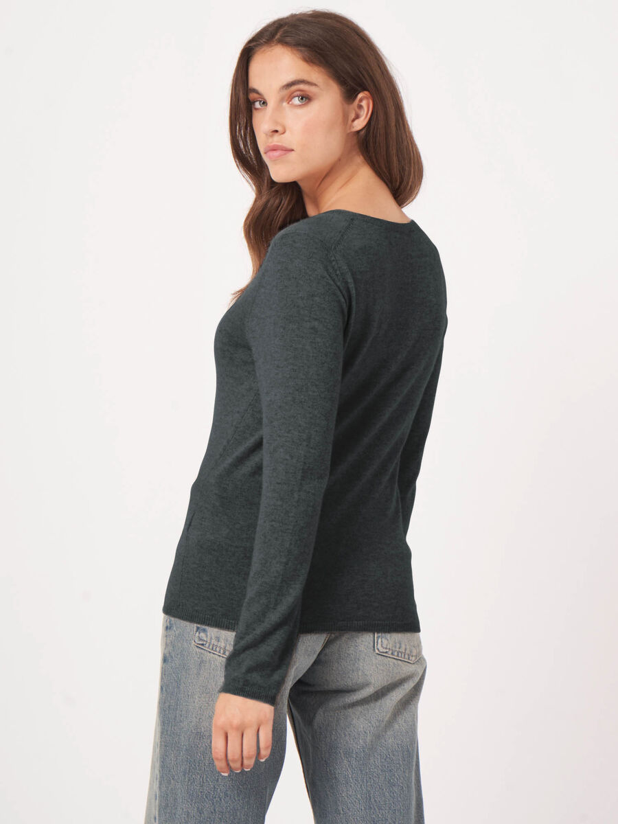 Basic cashmere blend V-neck sweater image number 4