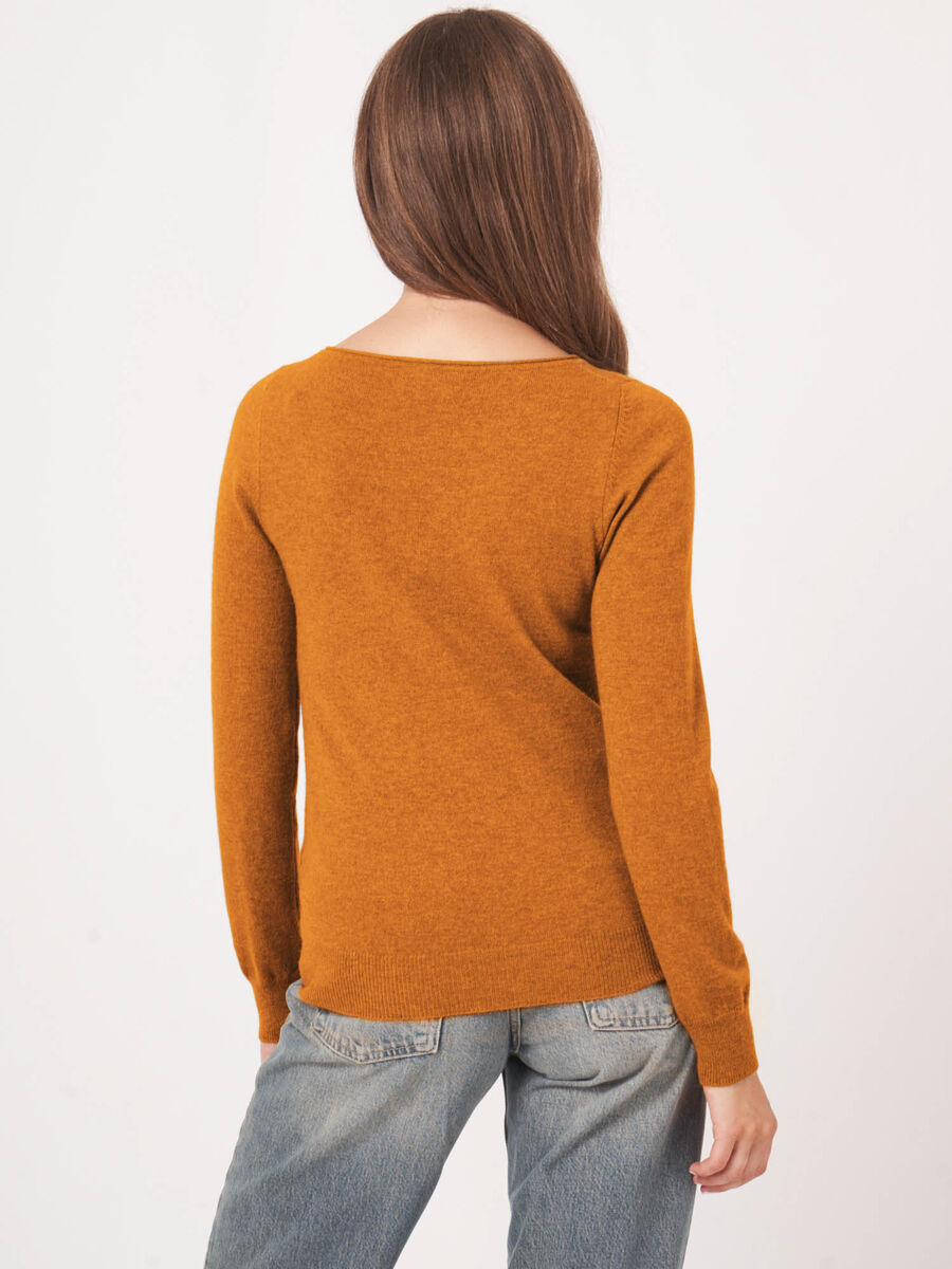 Basic cashmere blend boatneck sweater image number 4