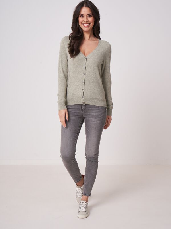 Basic organic cashmere cardigan with V-neck image number 3