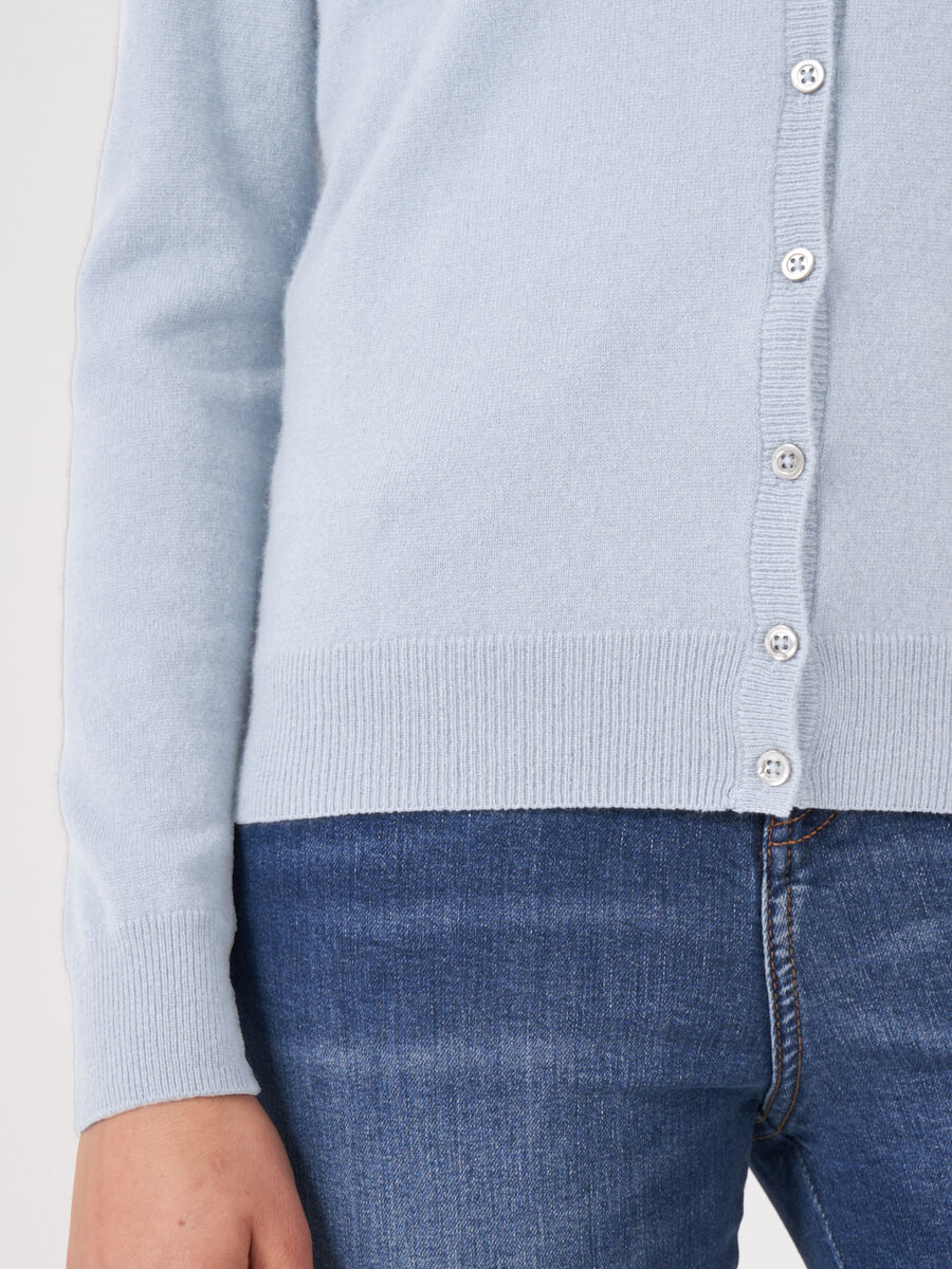 Basic organic cashmere cardigan with V-neck image number 3