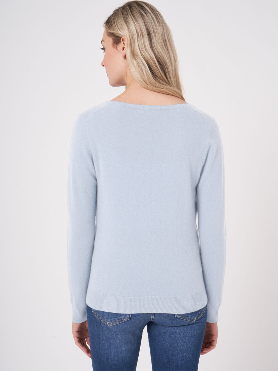 Basic organic cashmere cardigan with V-neck image number 4