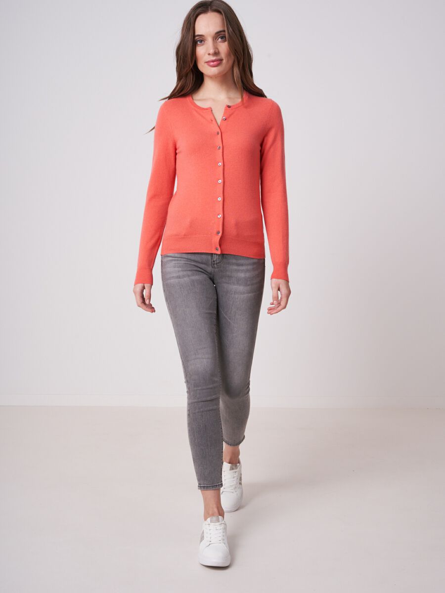 Cardigan classique &agrave; col rond en cachemire biologique image number 3