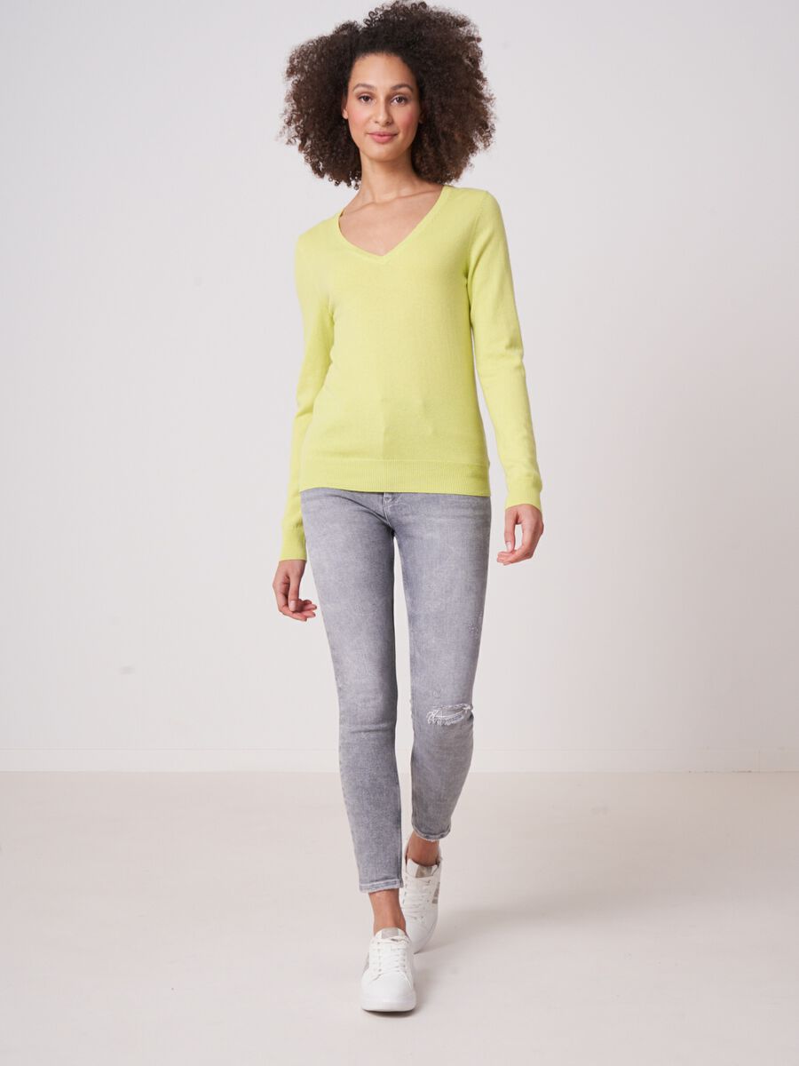 Basic organisch cashmere V-hals trui image number 3