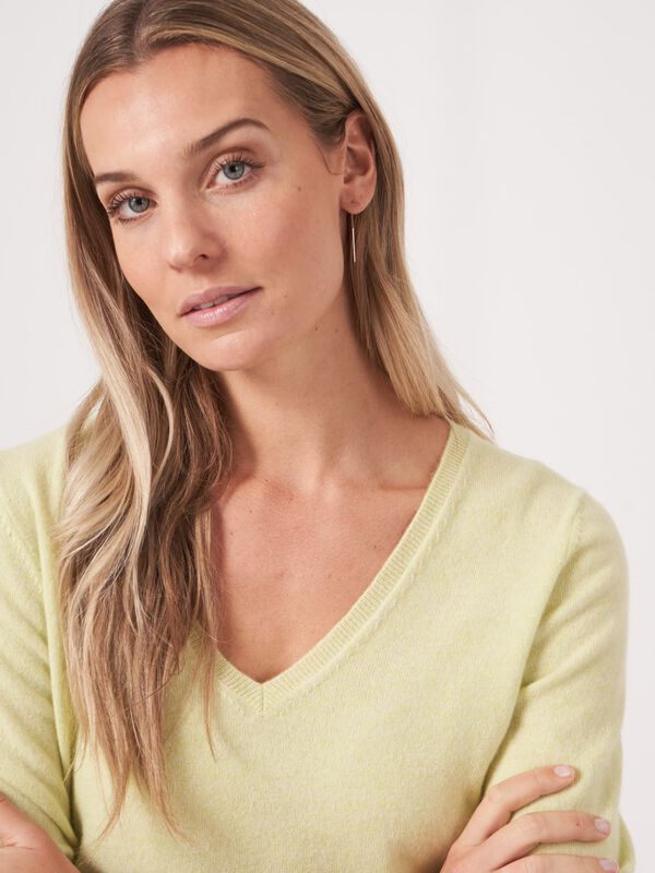 Basic Pullover mit V-Ausschnitt aus Bio-Kaschmir image number 1