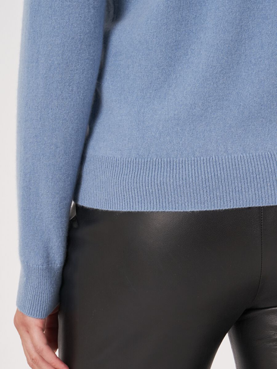 Pull en cachemire avec col montant image number 3