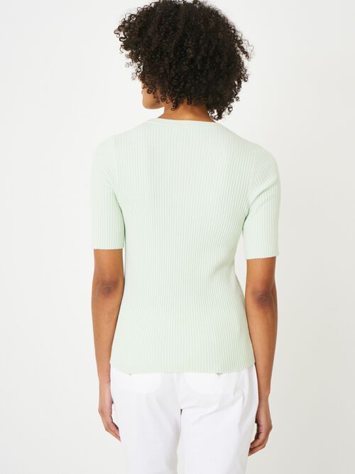 Pull basique côtelé à manches courtes et coupe étroite