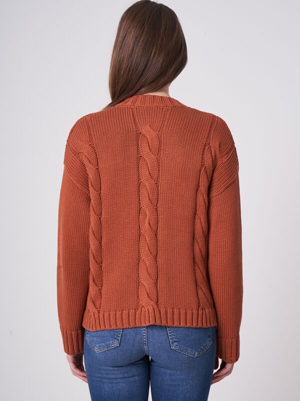 Strickjacke mit grobem Zopfmuster aus reiner Baumwolle image number 1