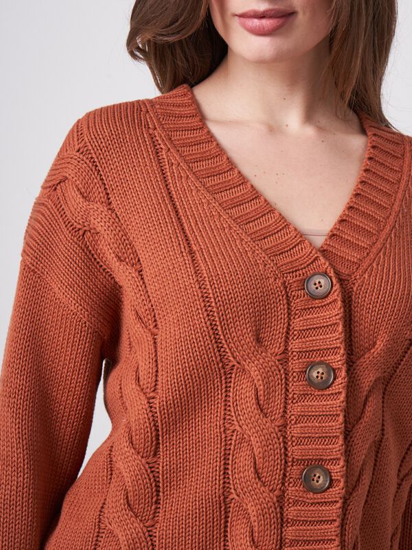 Strickjacke mit grobem Zopfmuster aus reiner Baumwolle image number 2