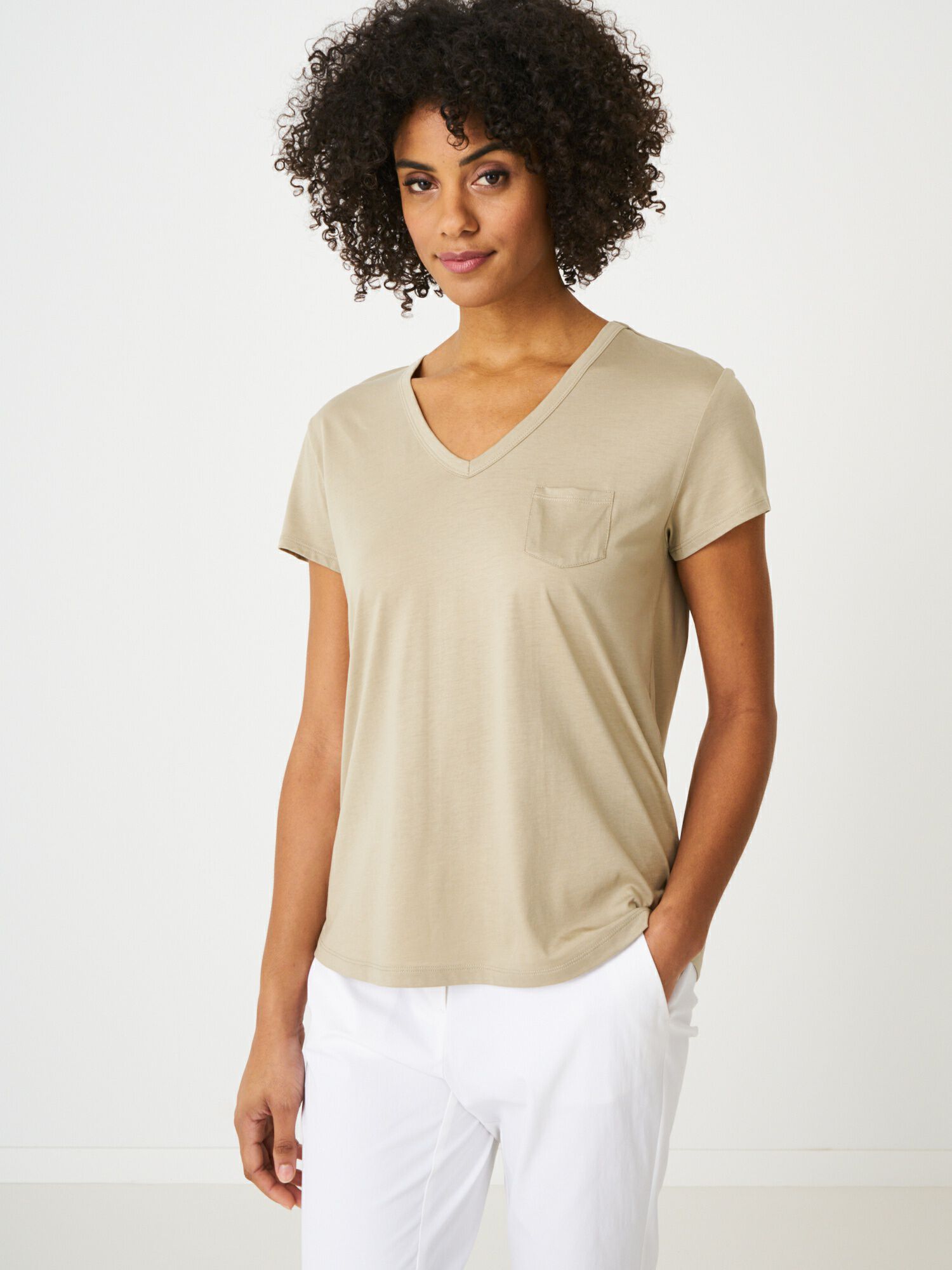 Basic dames T-shirt met V-hals en borstzak