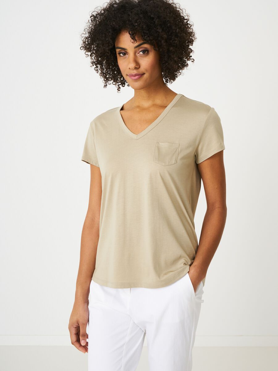 Basic dames T-shirt met V-hals en borstzak image number 0