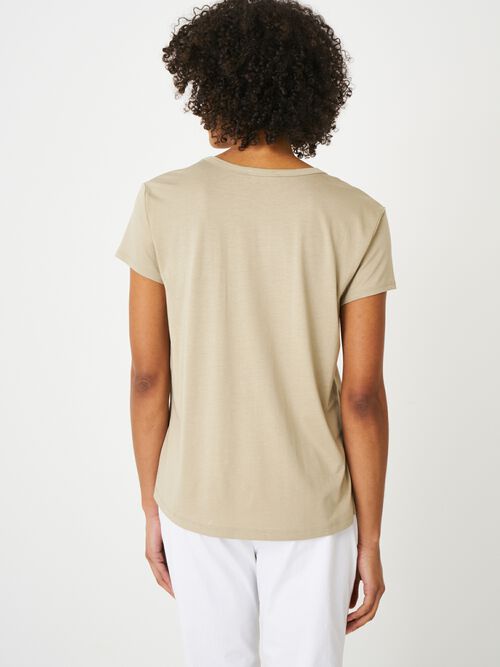 Women's basic V-neck T-shirt with chest pocket