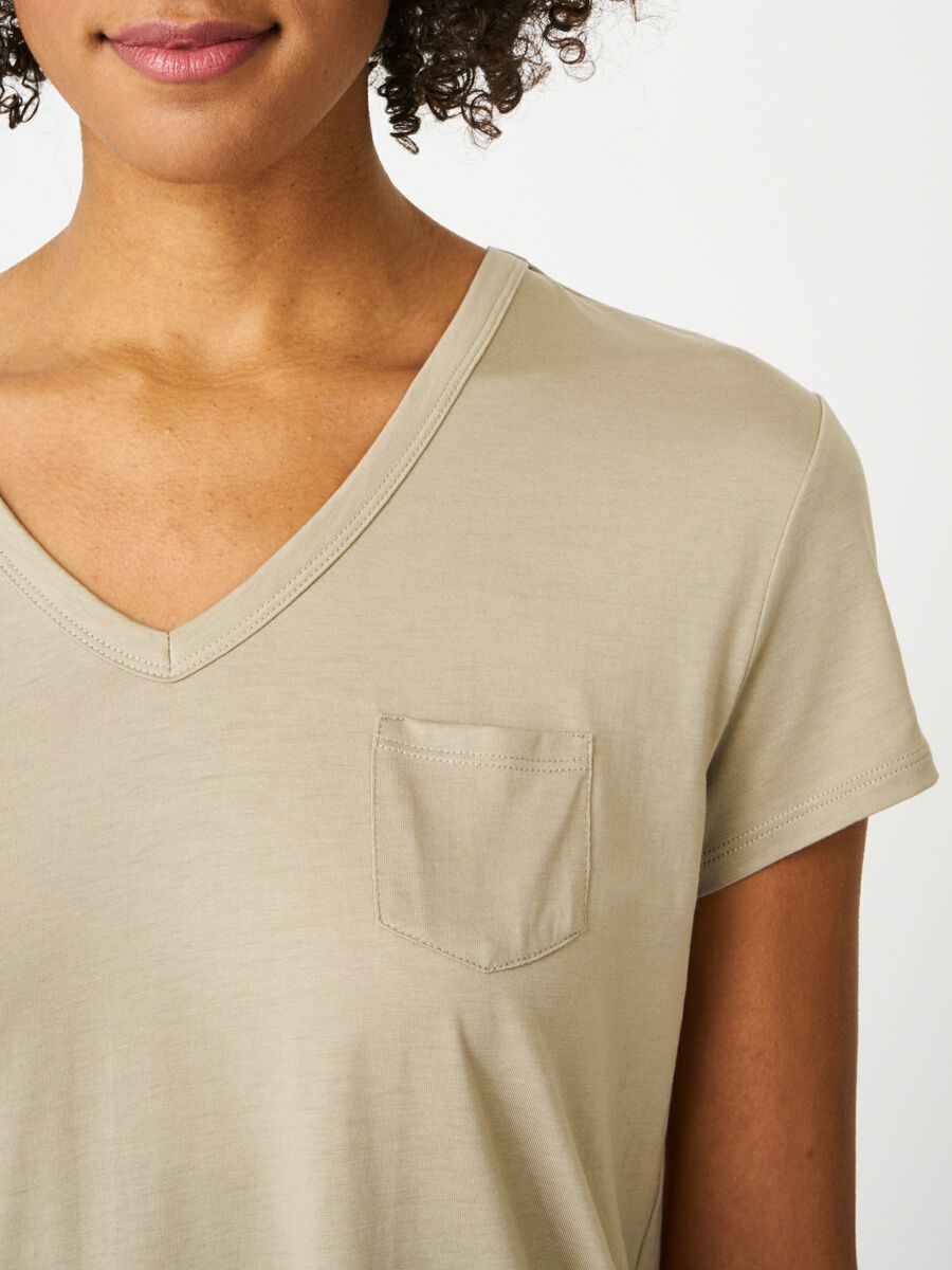 Women's basic V-neck T-shirt with chest pocket image number 2