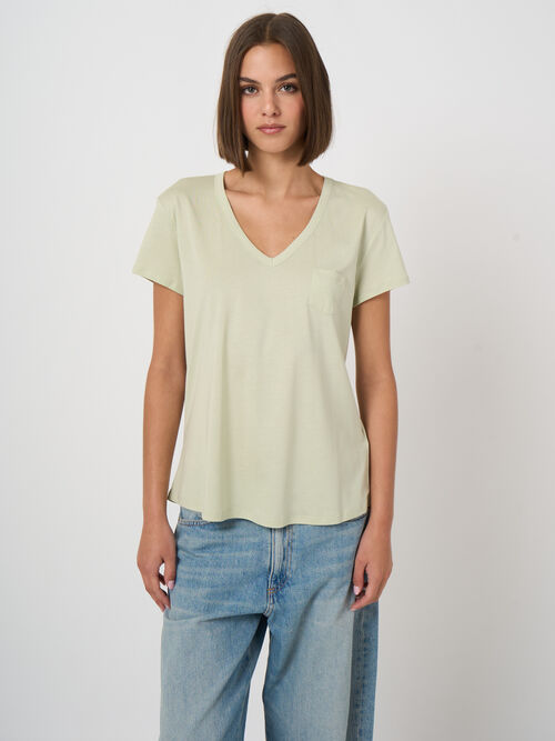  T-Shirt mit V-Ausschnitt und Brusttasche