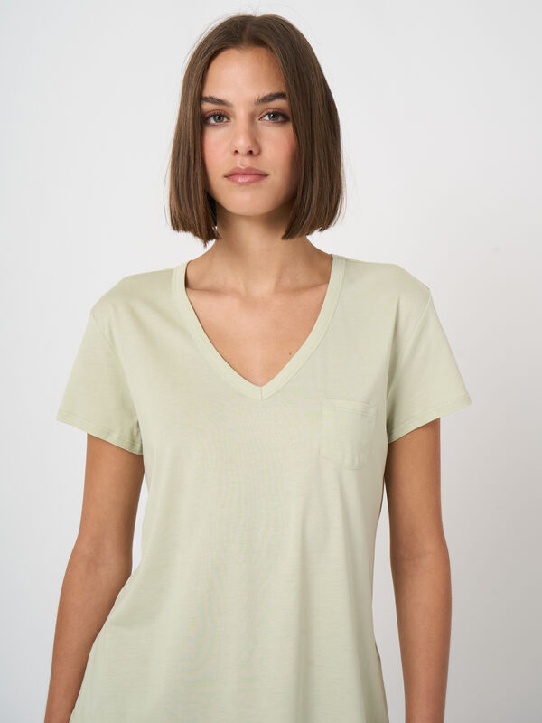 Women's basic V-neck T-shirt with chest pocket image number 2