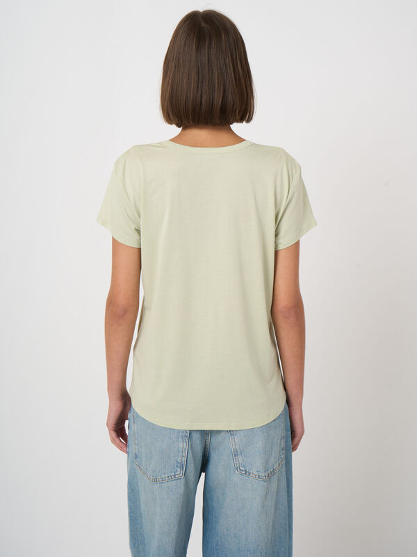 Women's basic V-neck T-shirt with chest pocket image number 3
