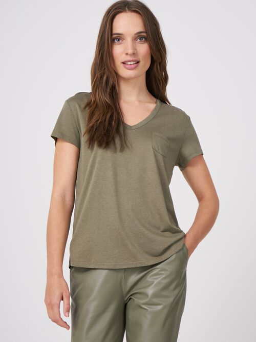 Women's basic V-neck T-shirt with chest pocket