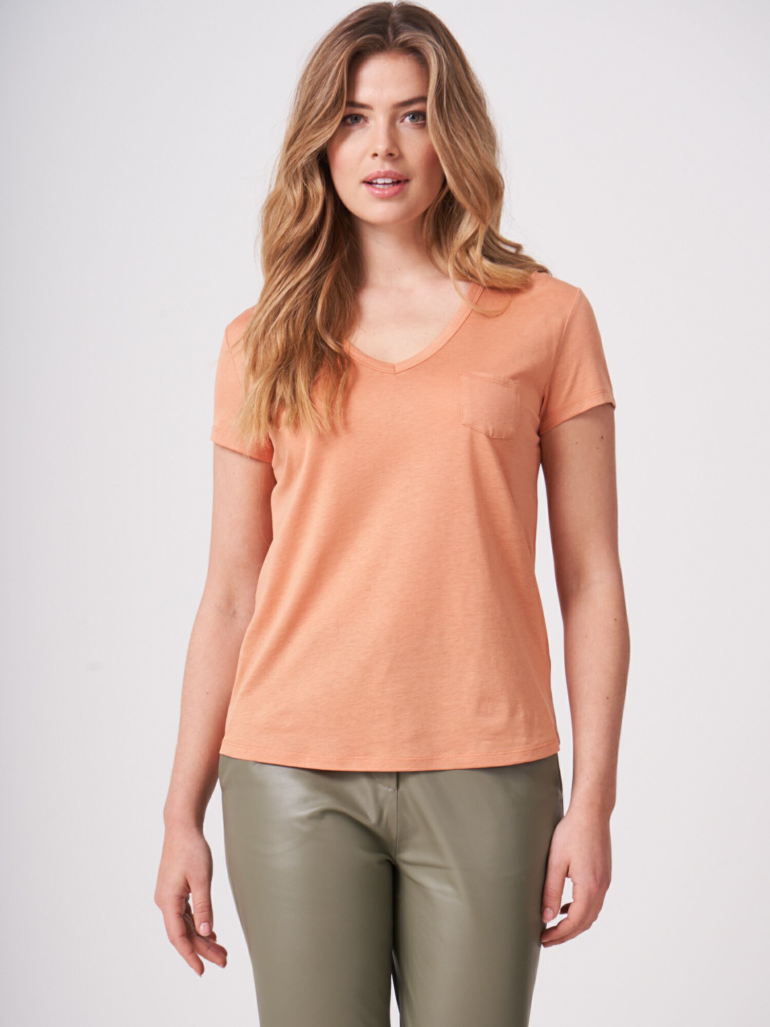 Basic dames T-shirt met V-hals en borstzak