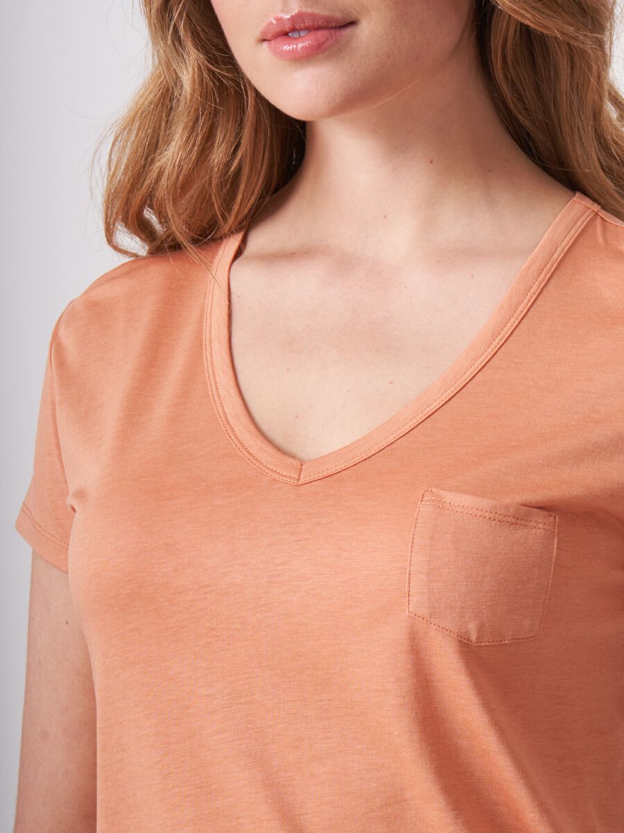 Women's basic V-neck T-shirt with chest pocket image number 2