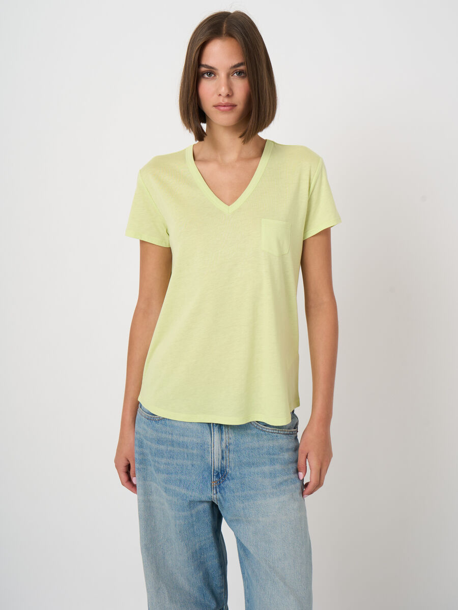  T-Shirt mit V-Ausschnitt und Brusttasche image number 0
