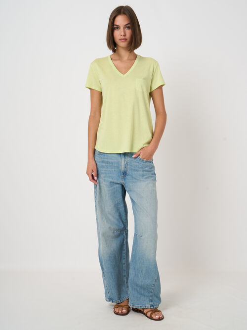  T-Shirt mit V-Ausschnitt und Brusttasche