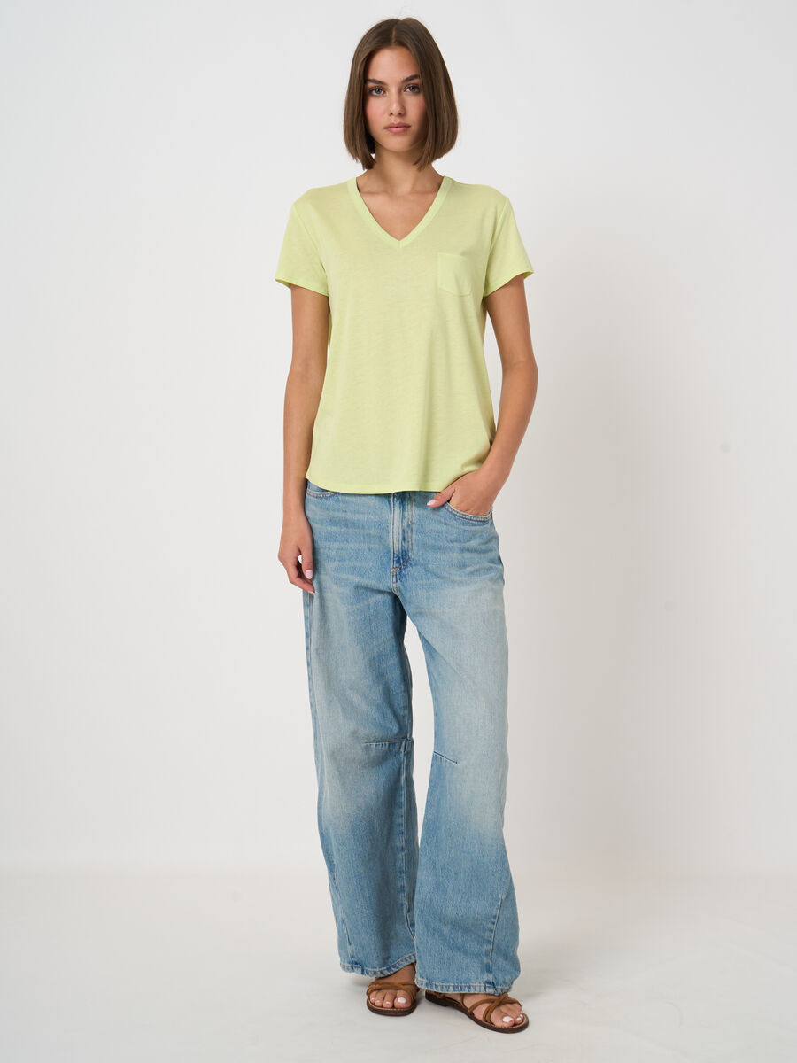  T-Shirt mit V-Ausschnitt und Brusttasche image number 1