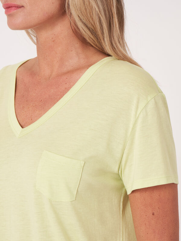Women's basic V-neck T-shirt with chest pocket image number 2