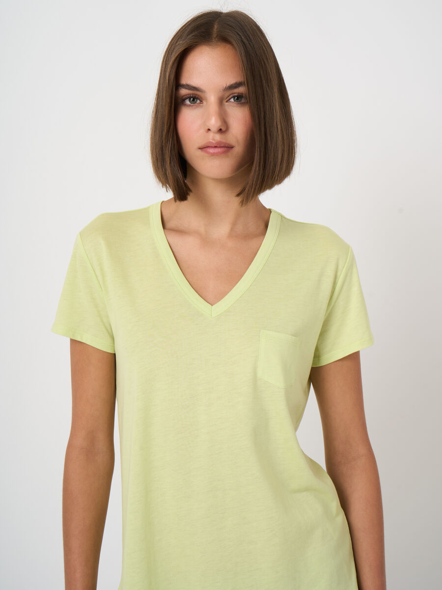  T-Shirt mit V-Ausschnitt und Brusttasche image number 2