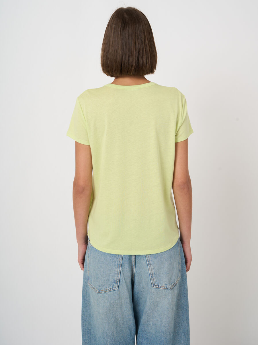  T-Shirt mit V-Ausschnitt und Brusttasche image number 3