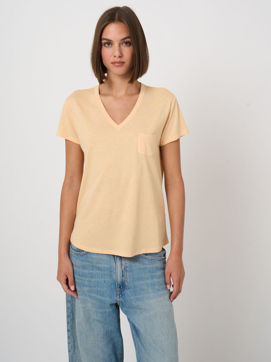  T-Shirt mit V-Ausschnitt und Brusttasche image number 0